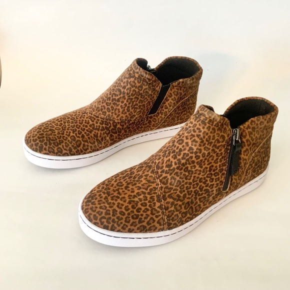 Clarks Pawley Adwin Cheetah Suede Ankle ZipUp Sneaker Leopard Bootie Women's - Picture 11 of 15